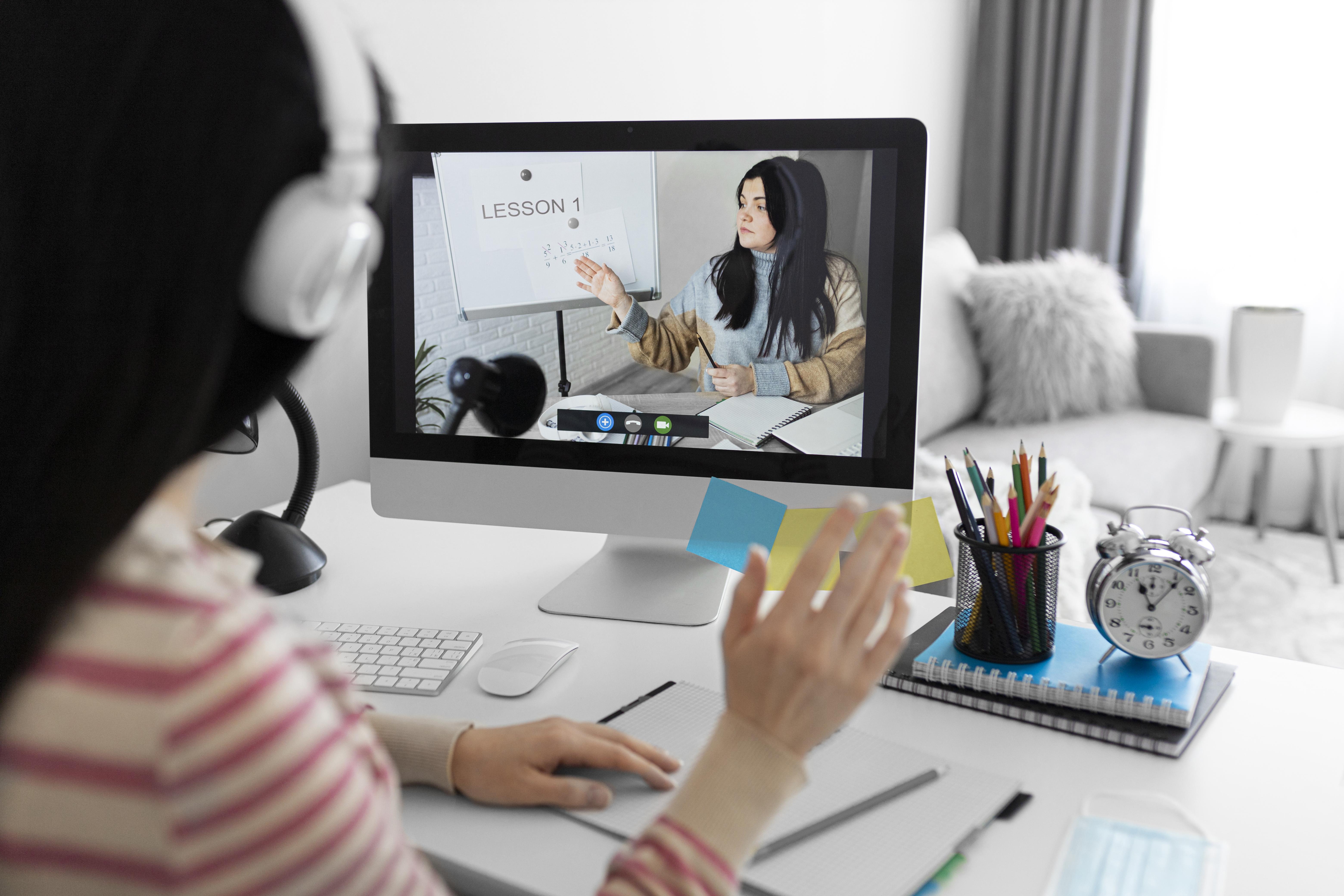 Editor ajustando um vídeo em software
